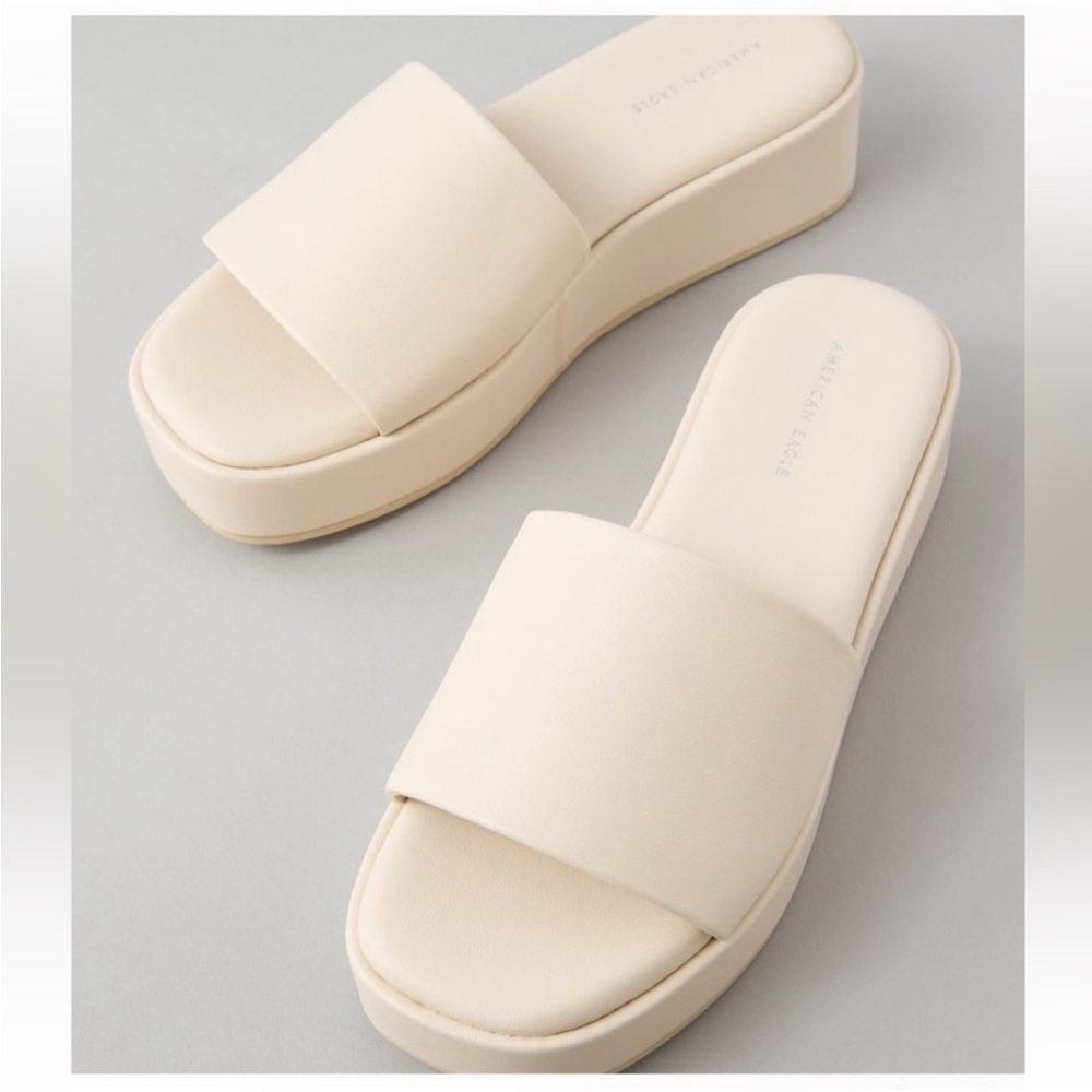 NEVER WORN American Eagle Cream Platflorm Slides size 6
